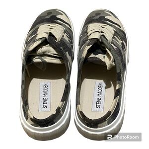STEVE MADDEN SCOTCH SNEAKER Camouflaged Woman’s Size 7.5